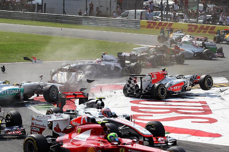 Vitantonio Liuzzi (ITA) HRT Formula 1 Team F111 crashes into Vitaly Petrov (RUS) Lotus Renault GP R31 and Nico Rosberg (GER) Mercedes GP MGP W02 at the start of the race.Formula One World Championship, Rd 13, Italian Grand Prix, Race, Monza, Italy, Sunday, 11 September 2011