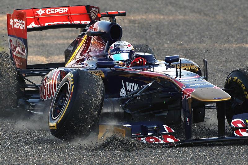 Sebastien Buemi (SUI) Scuderia Toro Rosso STR6 loses a wheel and retires from the race. Formula One World Championship, Rd 15, Japanese Grand Prix, Race, Suzuka, Japan,Sunday, 9 October 2011