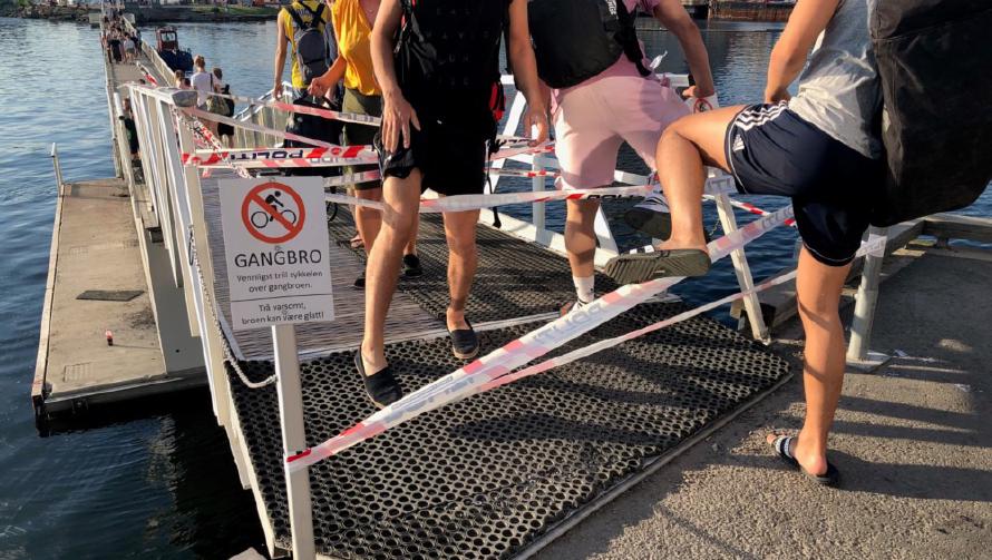 People crossing the closed bridge to Sørenga.