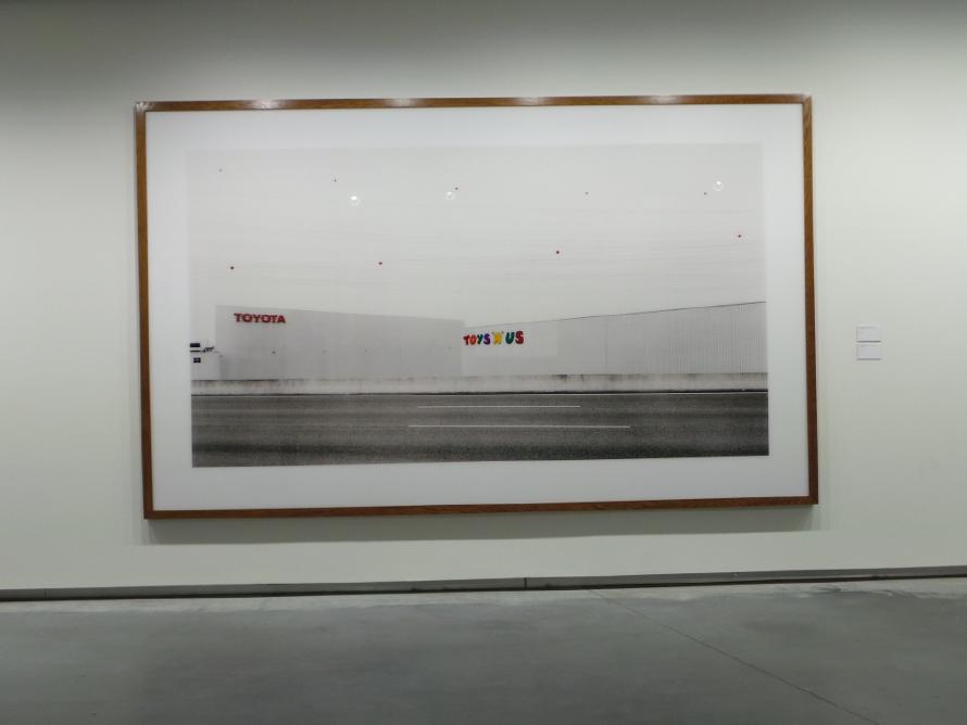 Andreas Gursky. Toys R Us, 1999. C-print, 207 x 337 cm. (https://www.artsy.net/artist/andreas-gursky