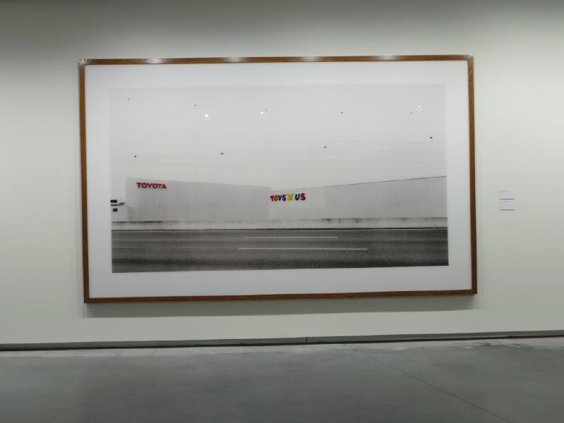 Andreas Gursky. Toys R Us, 1999. C-print, 207 x 337 cm. (https://www.artsy.net/artist/andreas-gursky