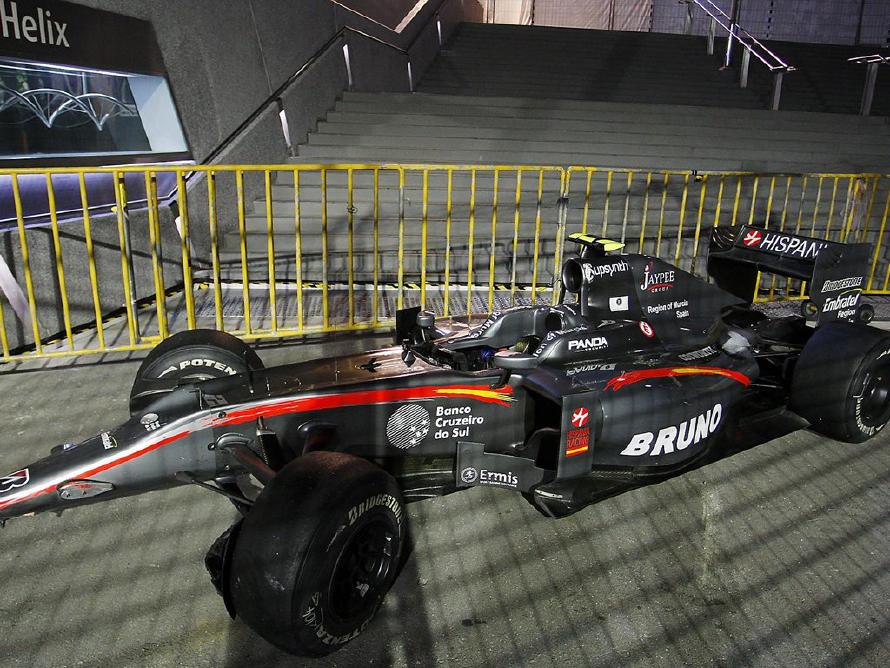 The damaged Hispania Racing F1 Team (HRT) HRTF1 of Bruno Senna (BRA) Hispania Racing F1 Team (HRT).  Formula One World Championship, Rd 15, Singapore Grand Prix, Race, Marina Bay Street Circuit, Singapore, Sunday, 26 September 2010