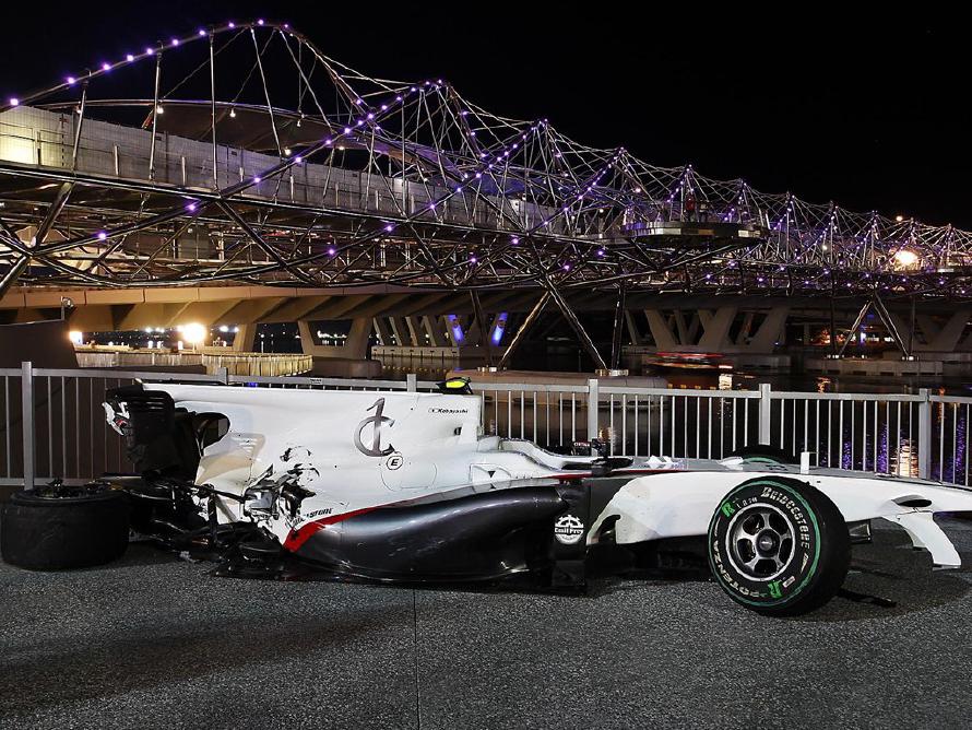 The damaged BMW Sauber C29 of Kamui Kobayashi (JPN) BMW Sauber.  Formula One World Championship, Rd 15, Singapore Grand Prix, Race, Marina Bay Street Circuit, Singapore, Sunday, 26 September 2010