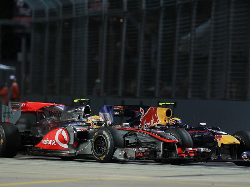 Lewis Hamilton (GBR) McLaren MP4/25 and Mark Webber (AUS) Red Bull Racing RB6 (Right) battle for position and make contact leading to Lewis’ retirement from the race.  Formula One World Championship, Rd 15, Singapore Grand Prix, Race, Marina Bay Street Circuit, Singapore, Sunday, 26 September 2010