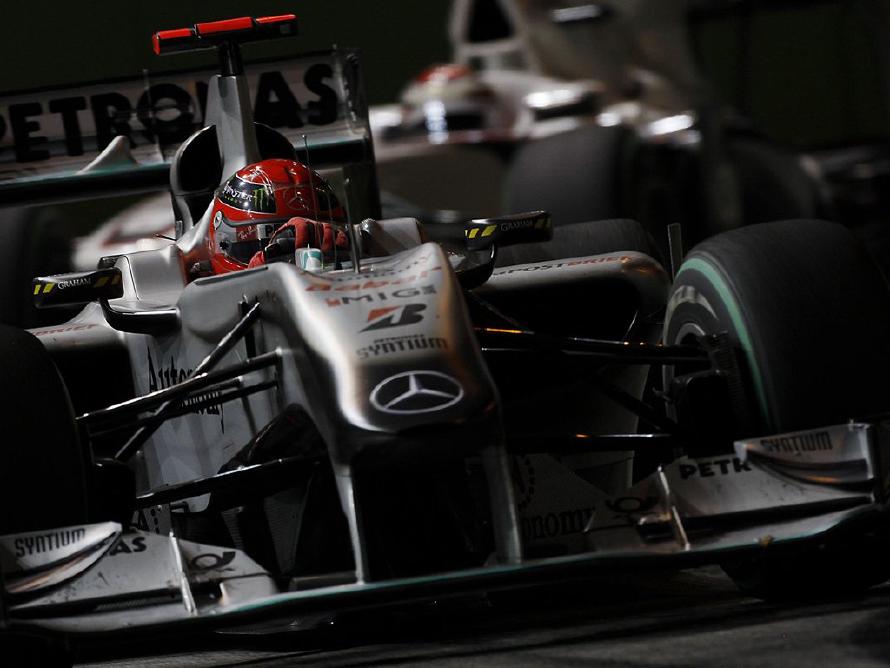 Vitaly Petrov (RUS) Renault R30. Formula One World Championship, Rd 15, Singapore Grand Prix, Race, Marina Bay Street Circuit, Singapore, Sunday, 26 September 2010