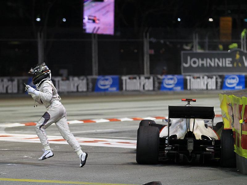 Nick Heidfeld (GER) BMW Sauber C29 crashed out of the race. Formula One World Championship, Rd 15, Singapore Grand Prix, Race, Marina Bay Street Circuit, Singapore, Sunday, 26 September 2010