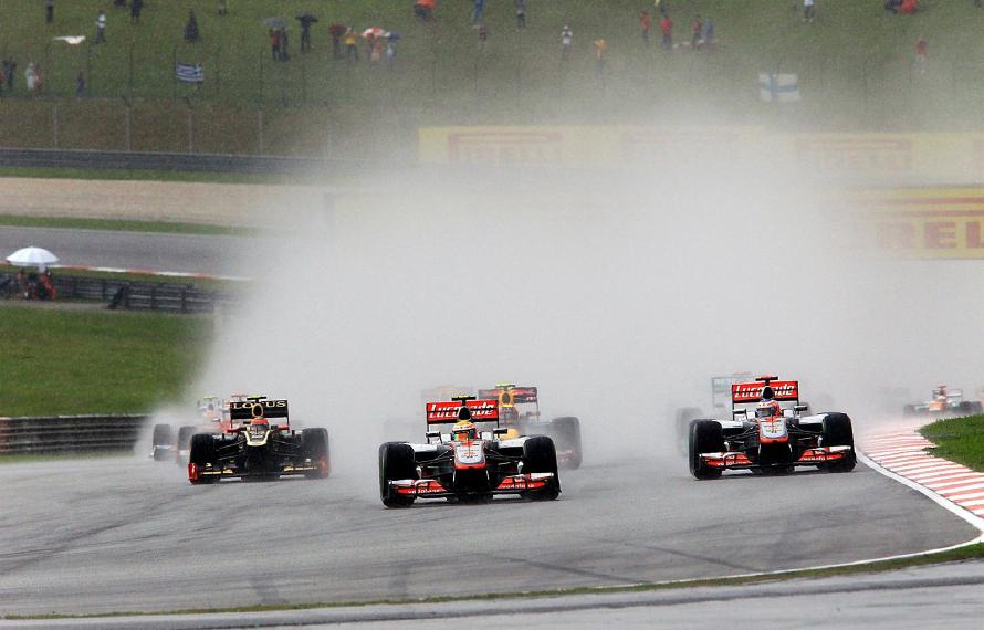 Lewis Hamilton (GBR) McLaren MP4-27 leads at the start of the race. Formula One World Championship, Rd2, Malaysian Grand Prix, Race, Sepang, Malaysia, Sunday, 25 March 2012. © Sutton Images. No reproduction without permission.