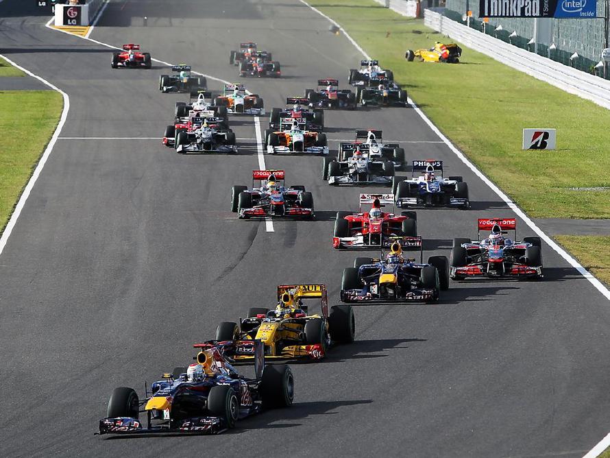 Sebastian Vettel (GER) Red Bull Racing RB6 leads at the start of the race as Vitaly Petrov (RUS) Renault R30 crashes. Formula One World Championship, Rd 16, Japanese Grand Prix, Race, Suzuka, Japan, Sunday, 10 October 2010