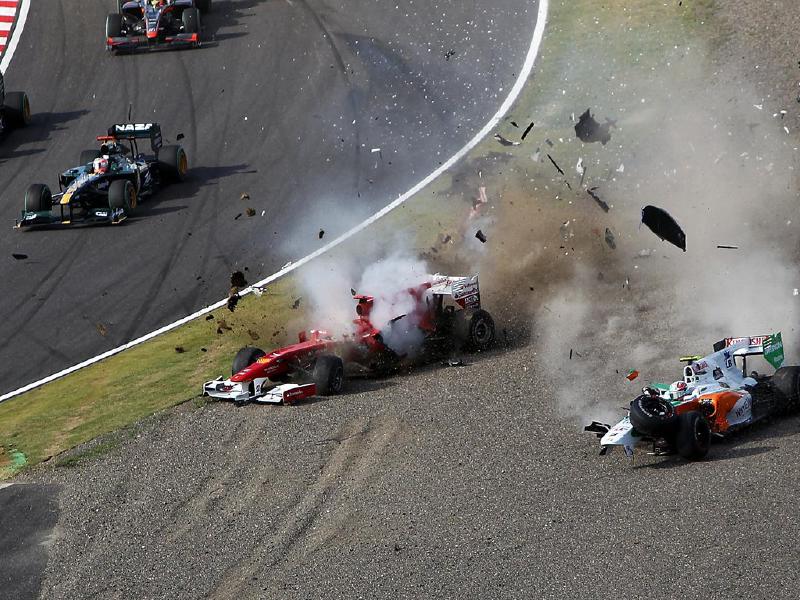 Felipe Massa (BRA) Ferrari F10 and Vitantonio Liuzzi (ITA) Force India F1 VJM03 crash at the start of the race. Formula One World Championship, Rd 16, Japanese Grand Prix, Race, Suzuka, Japan, Sunday, 10 October 2010