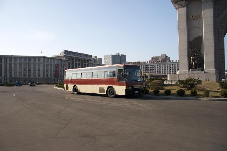 Since everything was arranged, we were picked up at the airport by this bus. A little too large for just 11 people (including the guides and the driver), so we got a smaller one the next day.