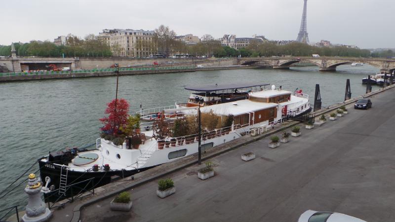 Living in a house boat like this on the Seine doesn’t sound too bad.