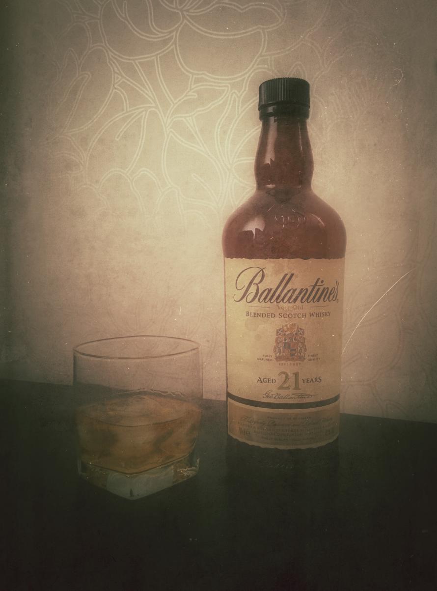 A relaxing glass of whisky to end the weekend, editied with Snapseed.