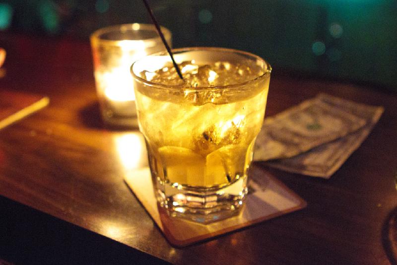 Whisky drinks: "Highball" by Matt Baran (https://flic.kr/p/7ZEdAz). License: CC BY-SA 2.0.