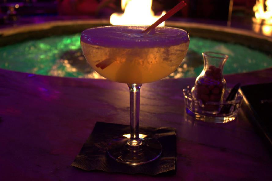 Whisky drinks: "Fireside lounge whiskey sour" by Krista (https://flic.kr/p/98cdPA). License: CC BY 2.0.